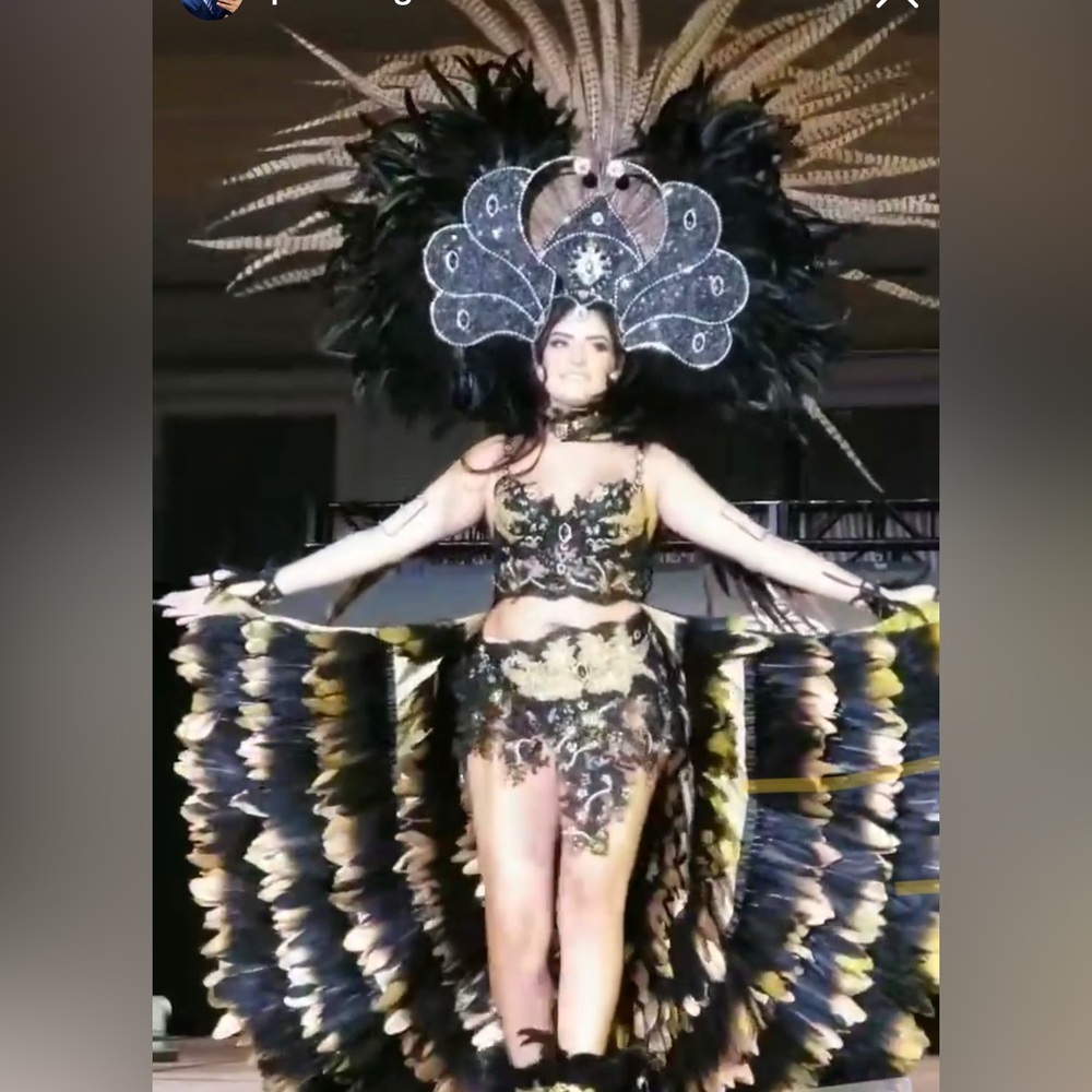 Very detail with real feathers, designed by Vanessa Barba a well known designer! - Picture 2 of 16